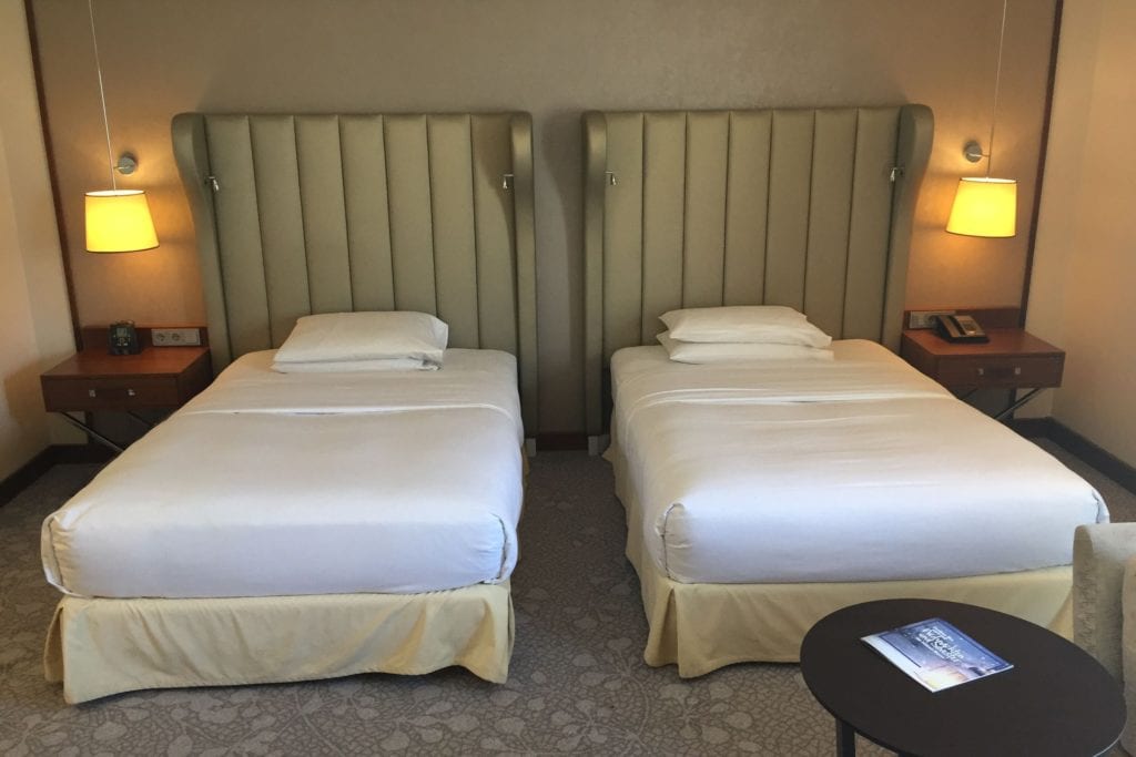 Hilton Bonn Two Queen Bed Deluxe Betten 1