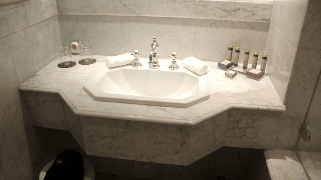 Hotel De La Cite Carcassonne Badezimmer Waschbecken