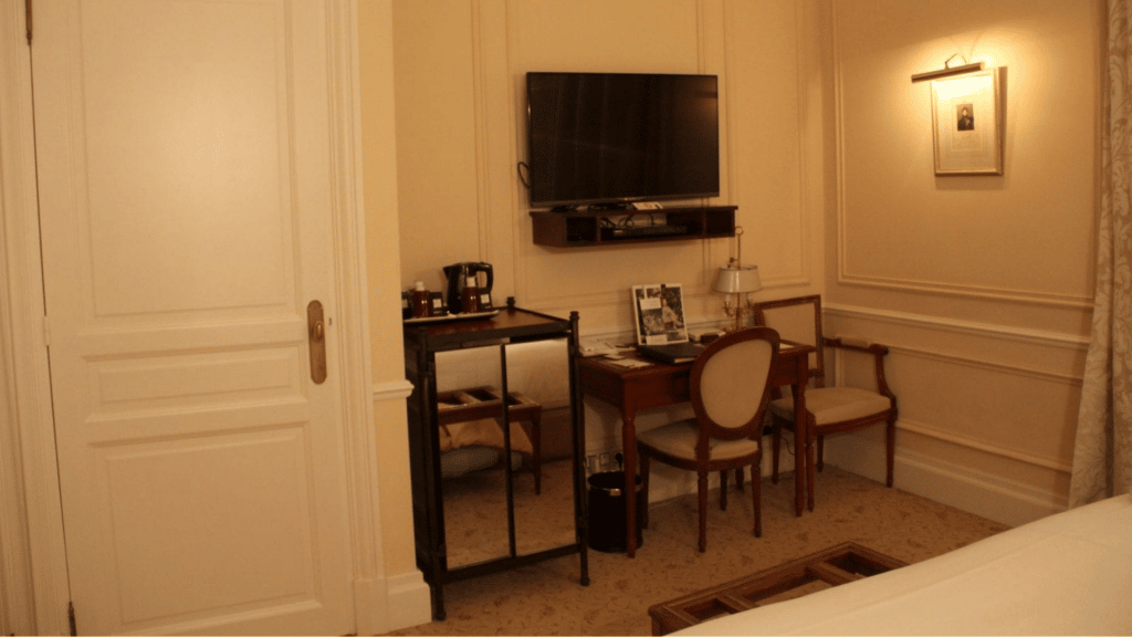 Hotel De La Cite Carcassonne Zimmer Fernseher Minibar
