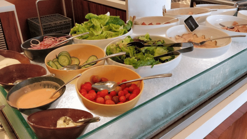 Renaissance Bali Uluwatu Resort Fruehstueck Salat