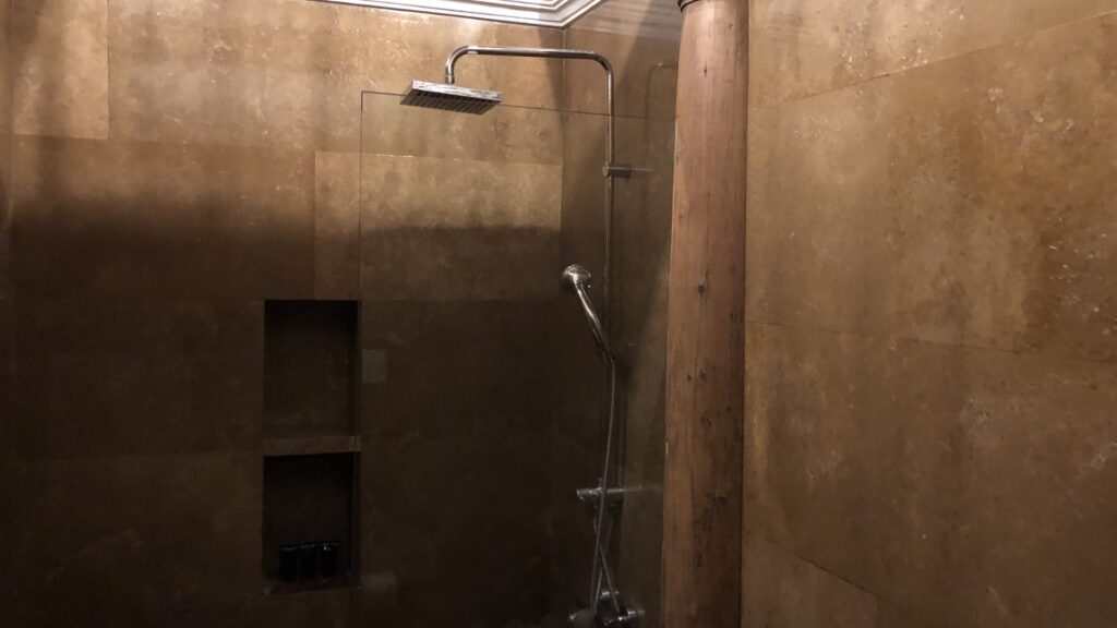 San Rafael Hotel Antigua Guatemala Badezimmer Dusche