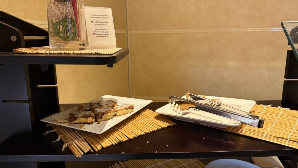 The Westin Grand Berlin Fruehtstuecks Kuchen