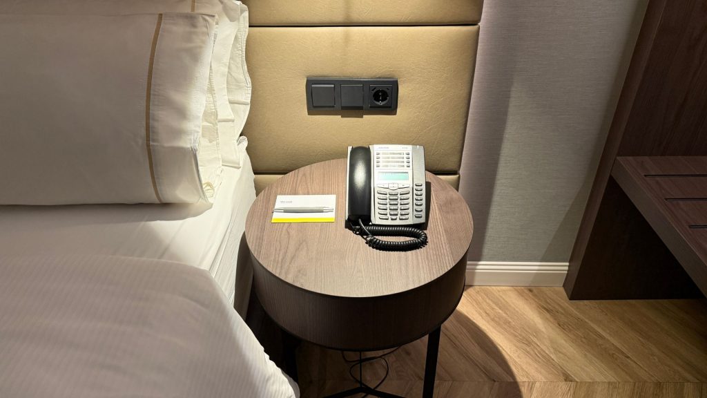 The Westin Grand Berlin Zimmer Bett Nachttisch