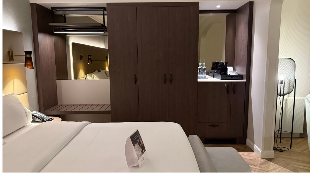 The Westin Grand Berlin Zimmer Kleiderschrank (1)