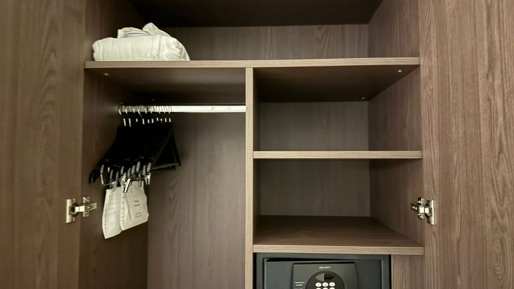 The Westin Grand Berlin Zimmer Kleiderschrank