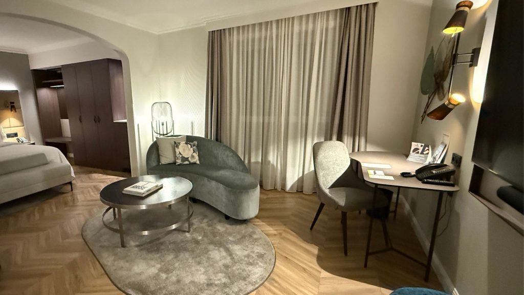 The Westin Grand Berlin Zimmer Wohnbereich