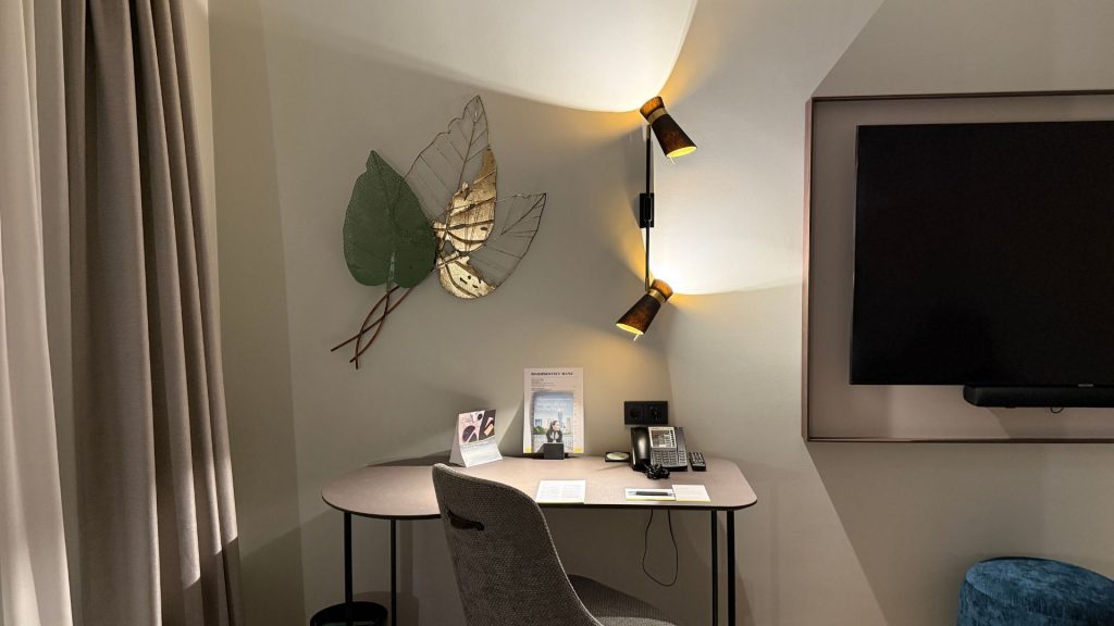 The Westin Grand Berlin Zimmer Wohnbereich Beleuchtung