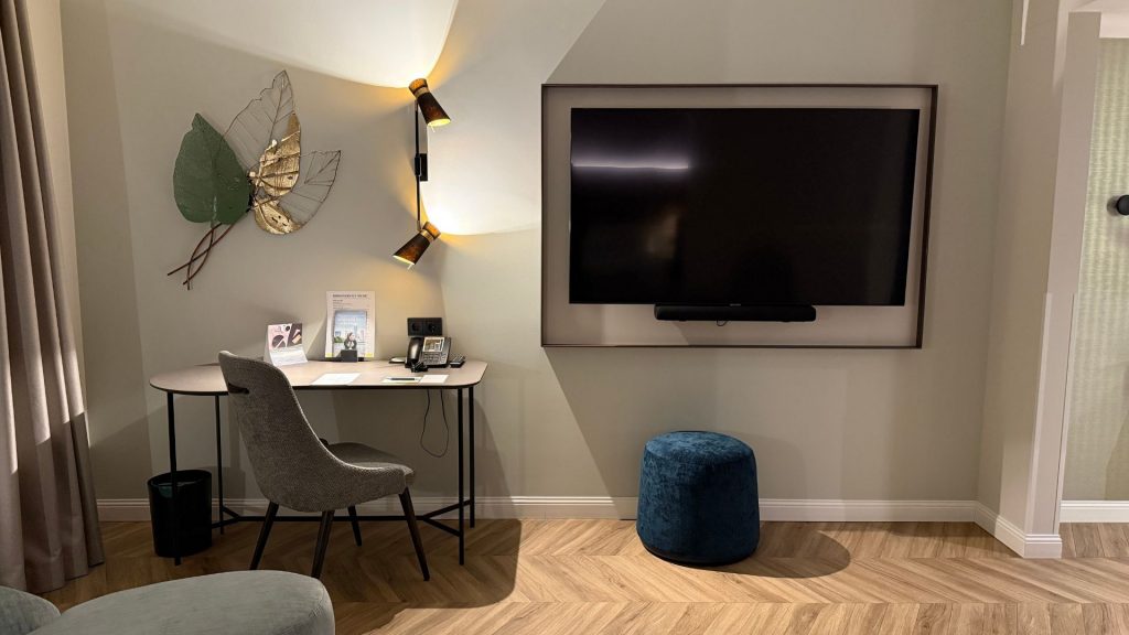 The Westin Grand Berlin Zimmer Wohnbereich Fernseher