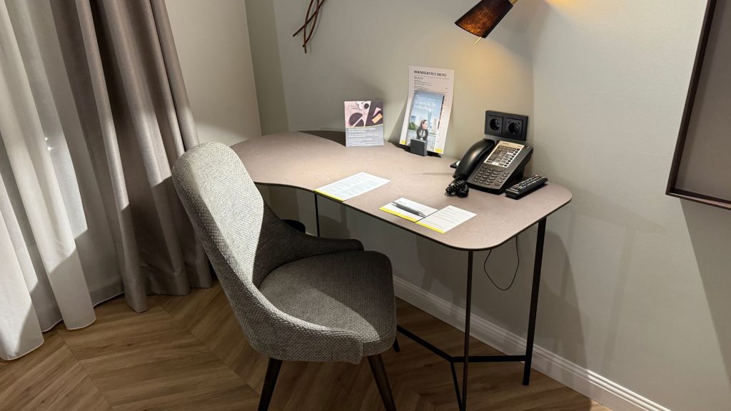 The Westin Grand Berlin Zimmer Wohnbereich Schreibtisch