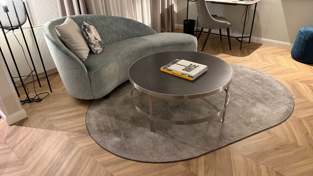 The Westin Grand Berlin Zimmer Wohnbereich Sofa