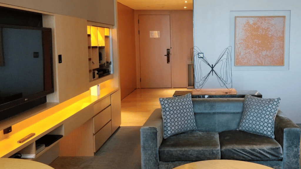 Conrad Seoul Suite Wohnzimmer Fernseher