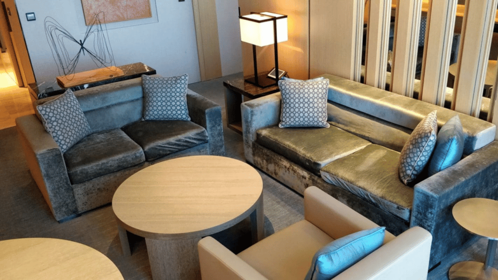 Conrad Seoul Suite Wohnzimmer Sofa Tisch