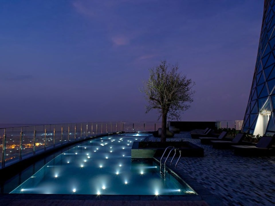 Andaz Captial Gate Outdoor Pool