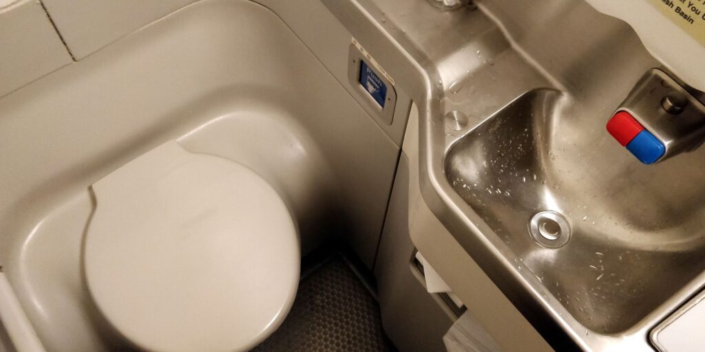 Shanghai Airlines Economy Class Kurzstrecke Toilette