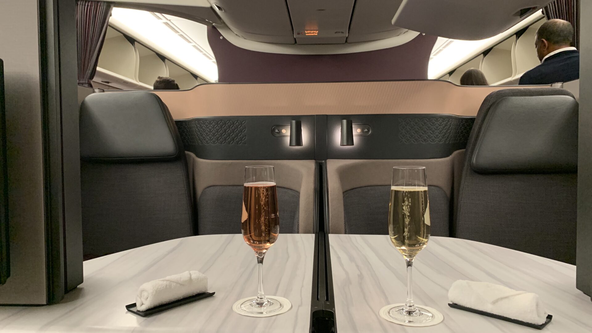 Qatar QSuite mit Champagner