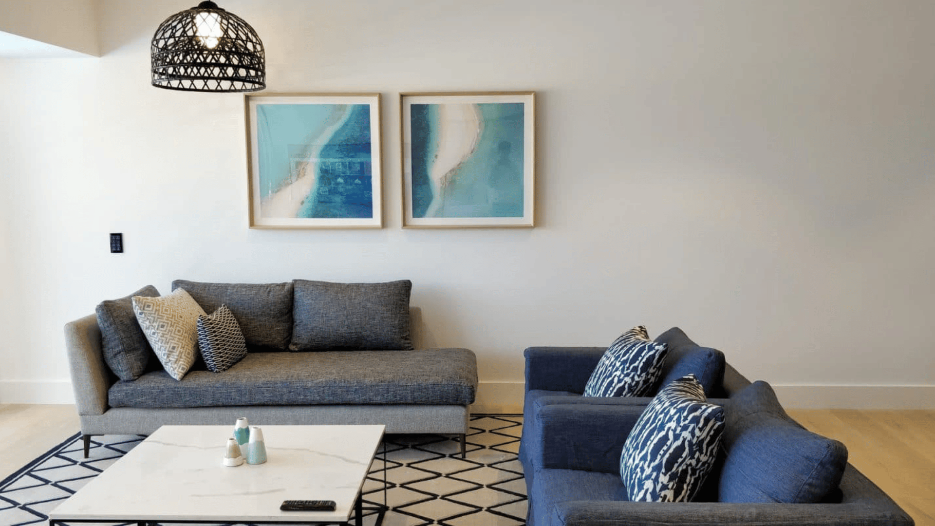 Wohnbereich einer Suite mit Sofa im InterContinental Hayman Island Resort