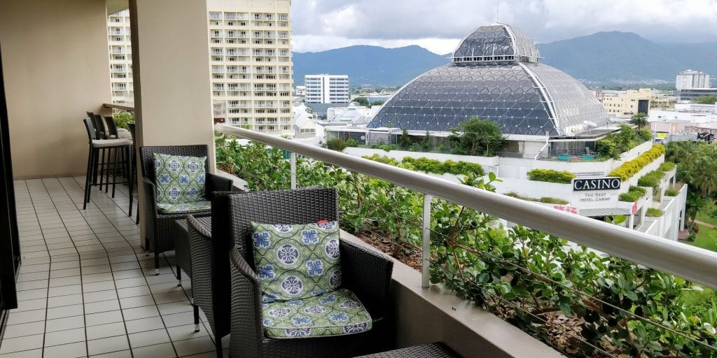 Hilton Cairns Lounge Balkon