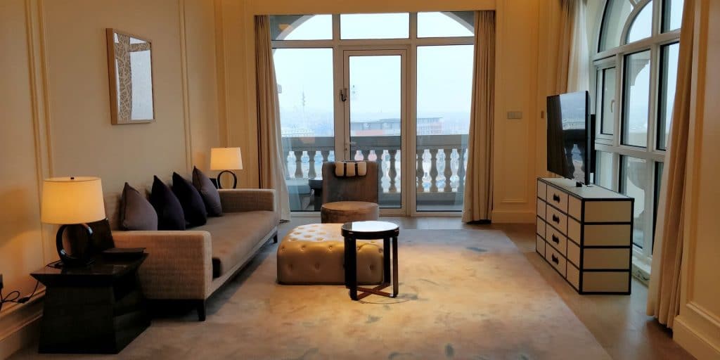 Hilton Dalian Golden Pebble Beach Suite Wohnzimmer 3