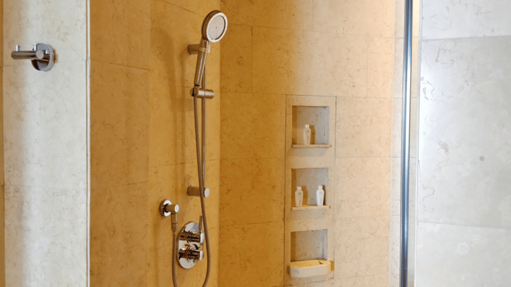 Raffles Dubai Badezimmer Dusche