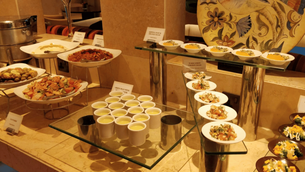 Raffles Dubai Club Lounge Buffet Warme Speisen