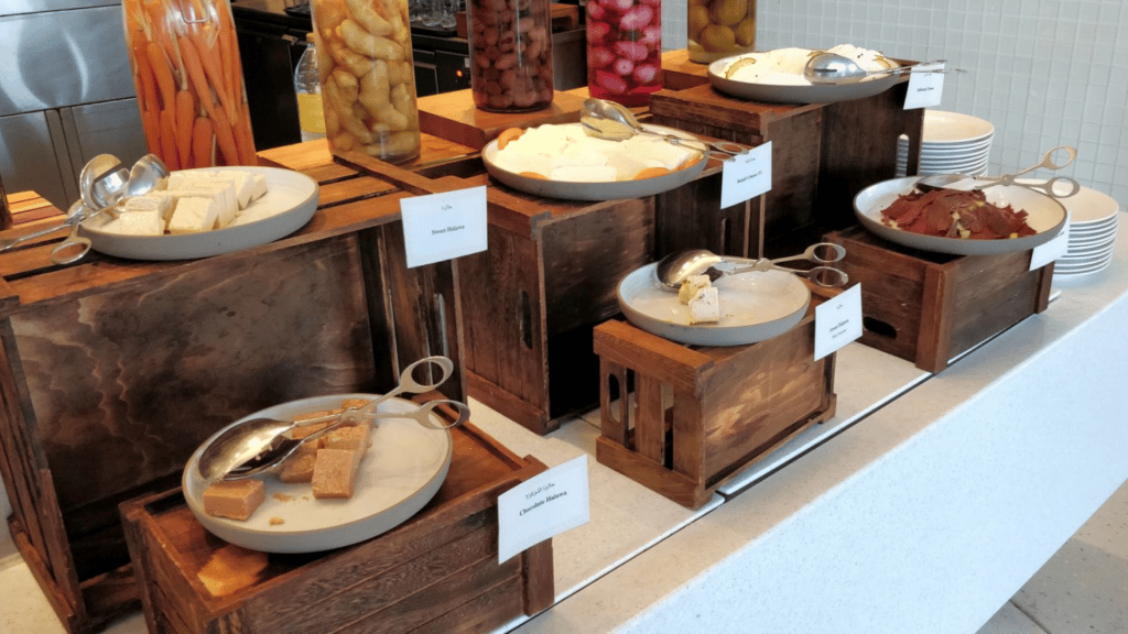 Raffles Dubai Fruehstuecksbuffet Lokale Speisen