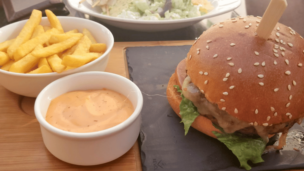 Raffles Dubai Mittagessen Burger