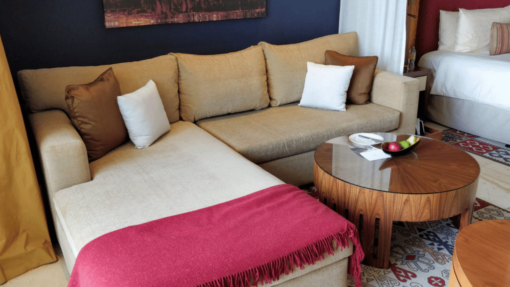 Raffles Dubai Zimmer Wohnbereich Couch Tisch