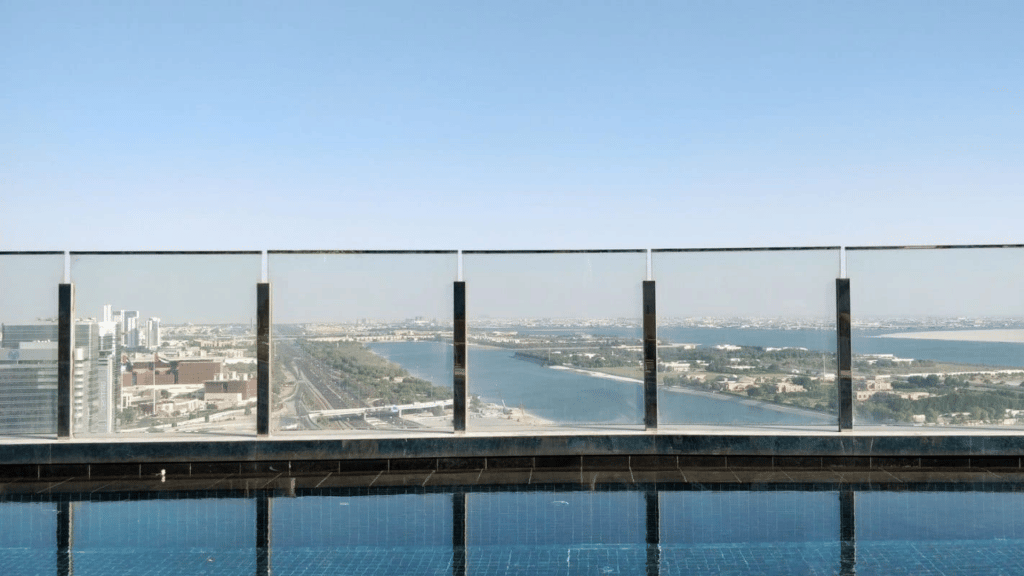 Andaz Capital Gate Abu Dhabi Aussenpool Ausblick