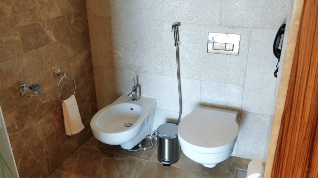 Andaz Capital Gate Abu Dhabi Deluxe Zimmer Toilette