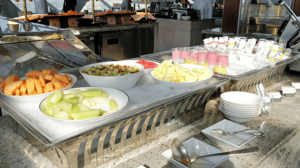 Andaz Capital Gate Abu Dhabi Fruehstuecksbuffet Obst