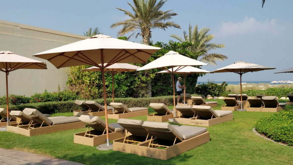Park Hyatt Abu Dhabi Aussenbereich Sonnenliegen