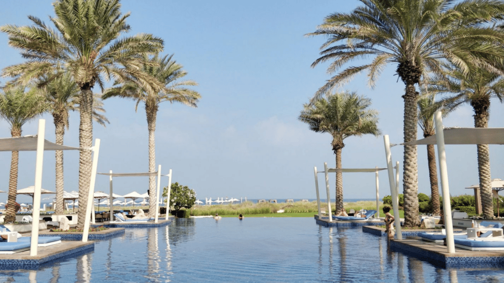 Park Hyatt Abu Dhabi Aussenpool Meeerblick