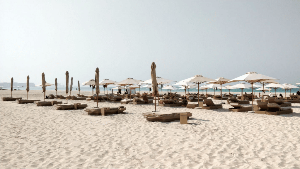 Park Hyatt Abu Dhabi Strand Sonnenliegen