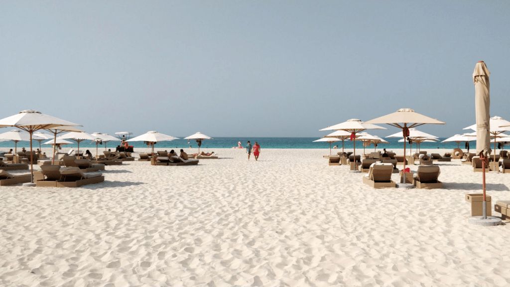 Park Hyatt Abu Dhabi Strandbereich Sonnenliegen