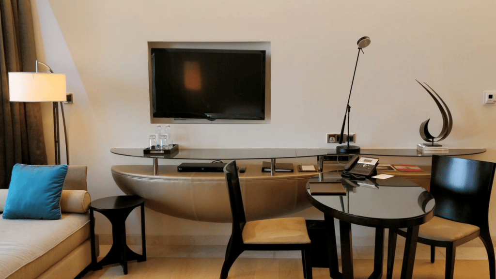 Park Hyatt Abu Dhabi Zimmer Schreibtisch Fernseher