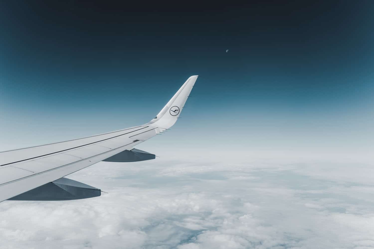 Lufthansa Flugzeug Mond & Wolken