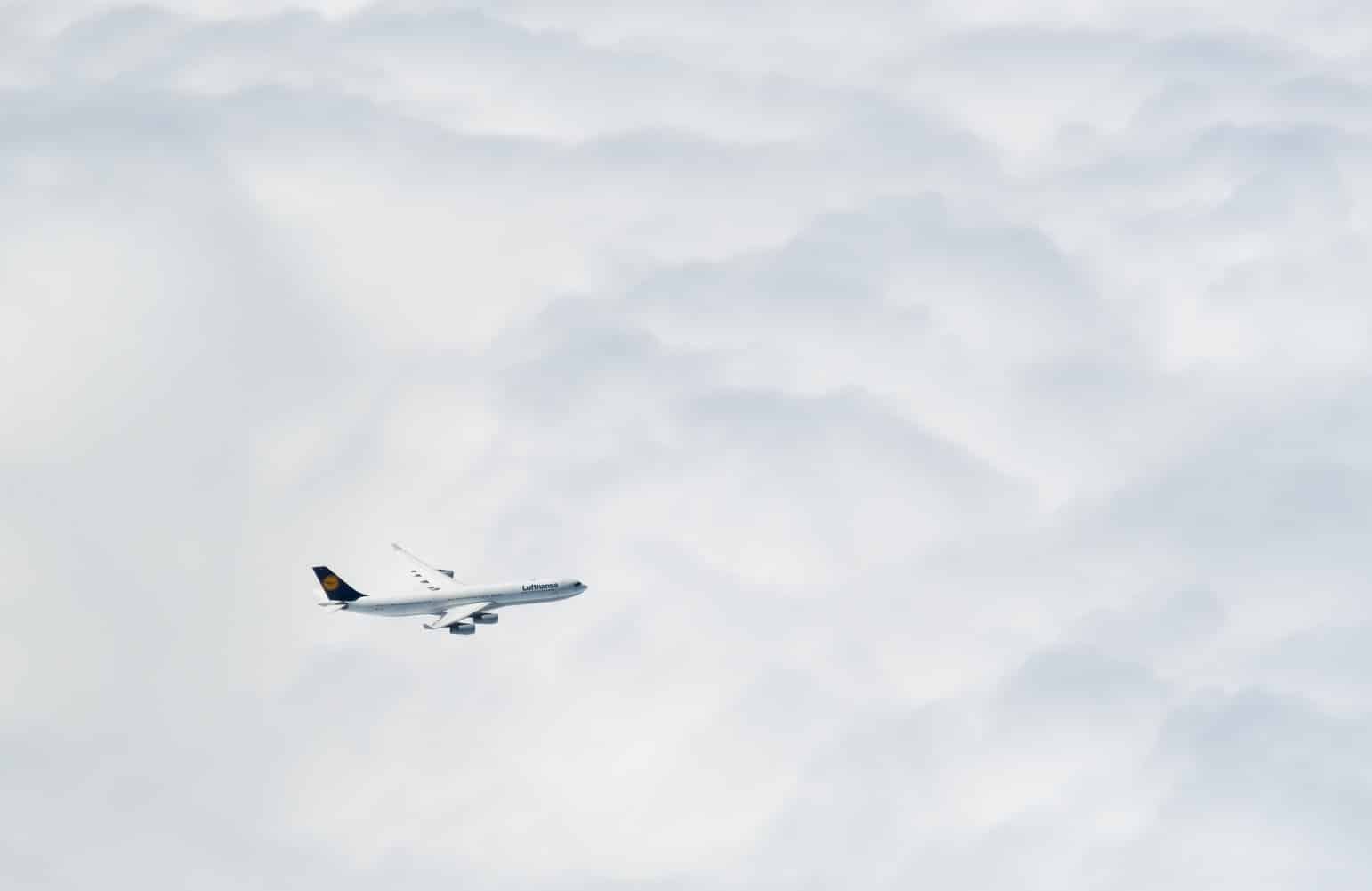 Lufthansa Flugzeug In Den Wolken