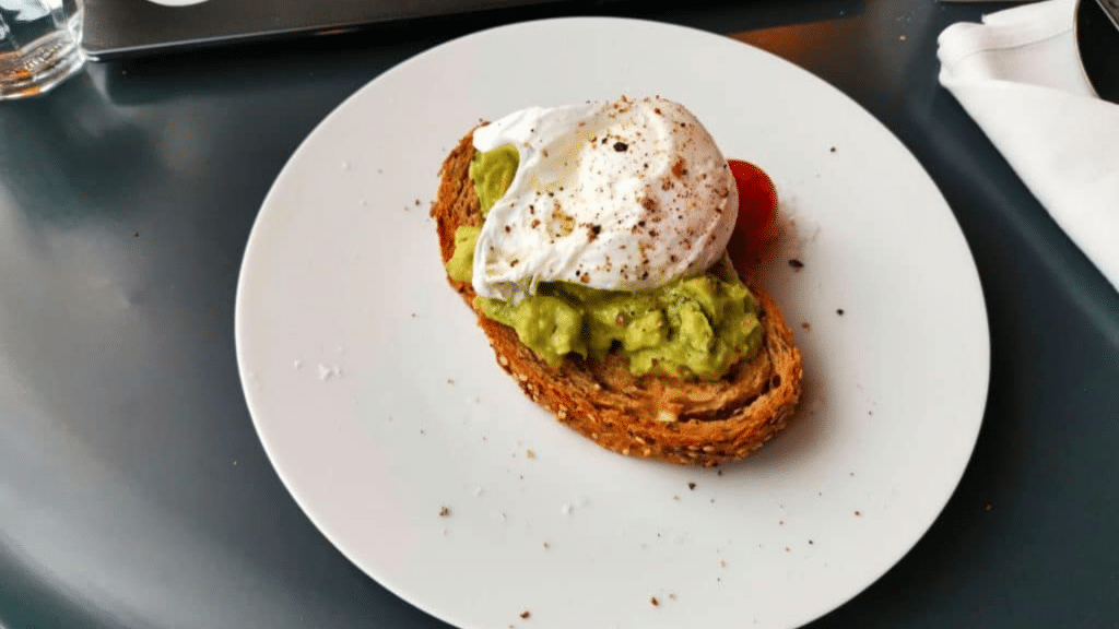 Roomers Muenchen Avocado Toast