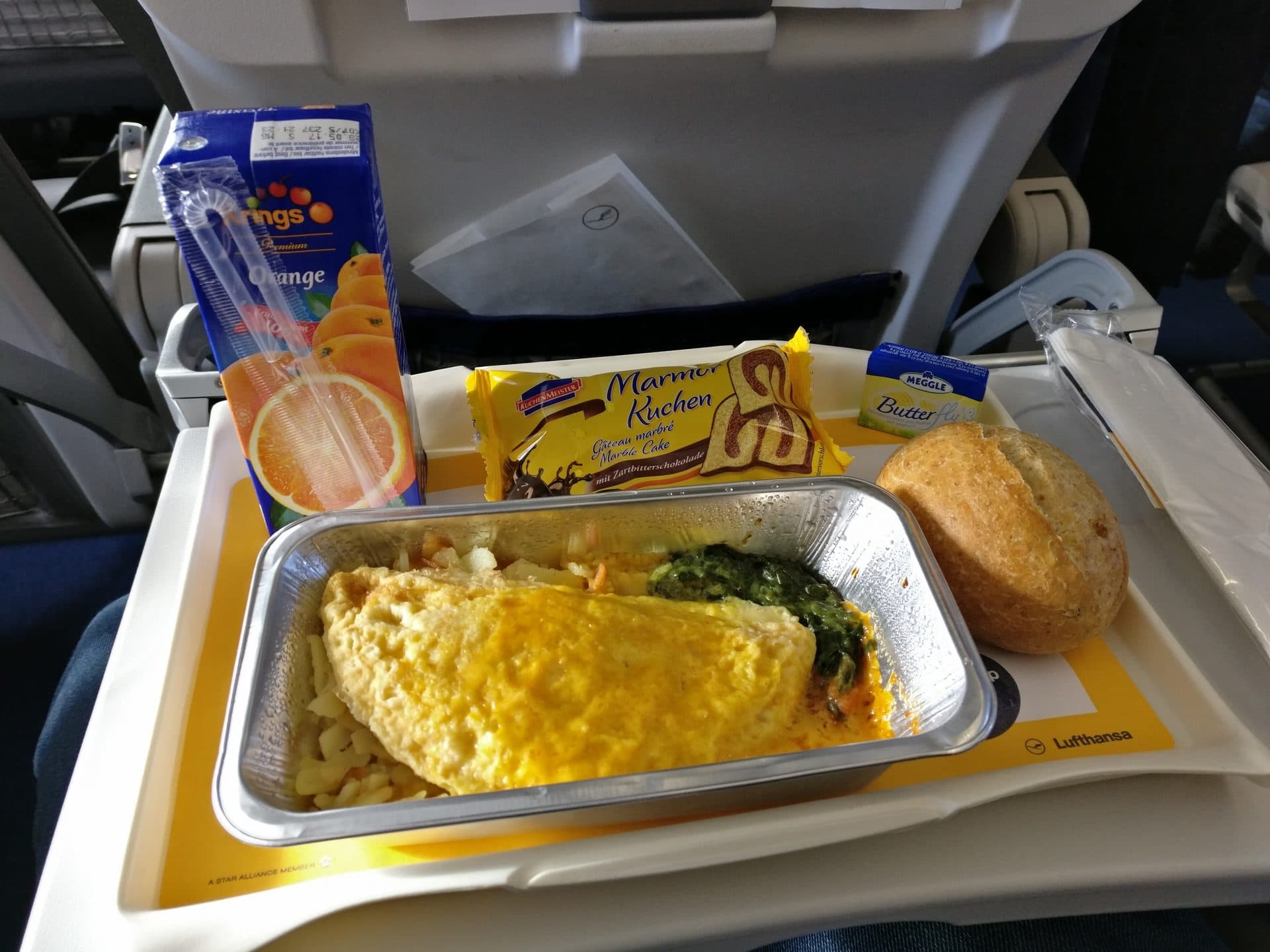 Lufthansa Economy Class Mittelstrecke Mahlzeit