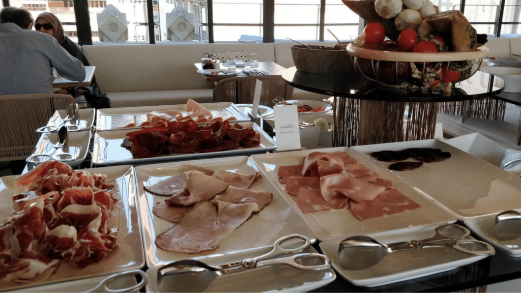 Monument Hotel Barcelona Fruehstuecksbuffet Fleisch