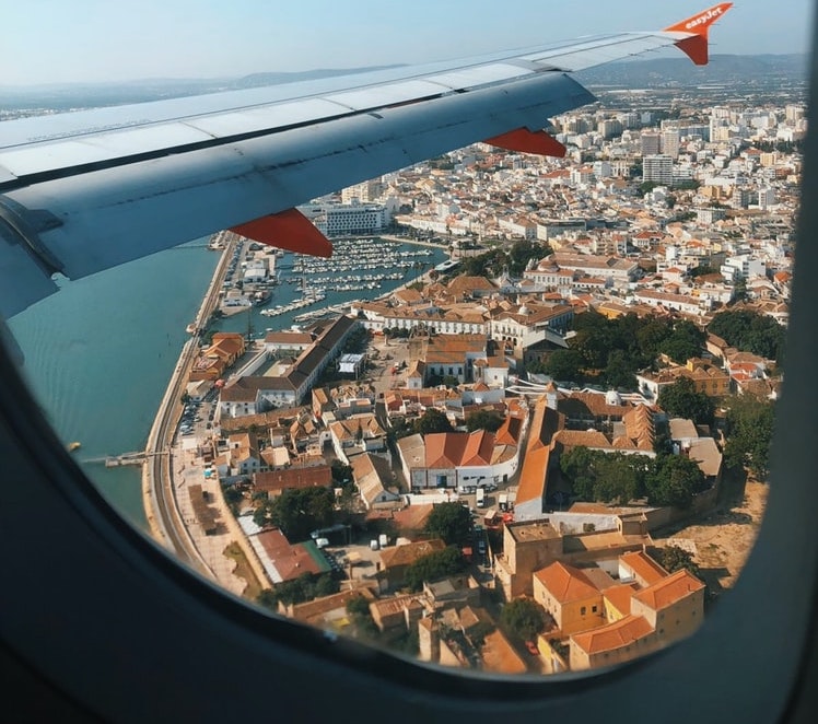 Easyjet Flugzeug Fenster Ausblick Stadt Meer Küste