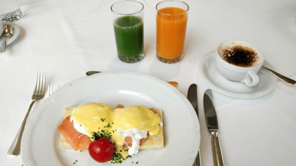 Victoria Jungfrau Grandhotel Interlaken Fruehstueck Eggs Benedict