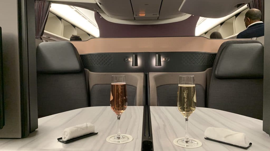 Qatar Airways Business Class mit Champagnergläsern