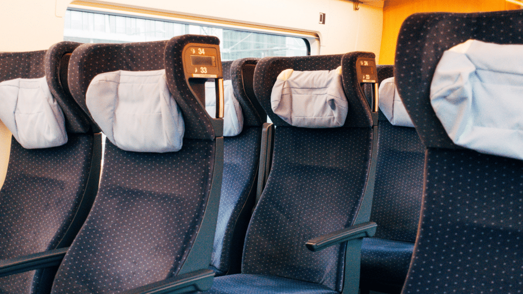 Sitzplätze in einem Fernverkehrszug der Deutschen Bahn
