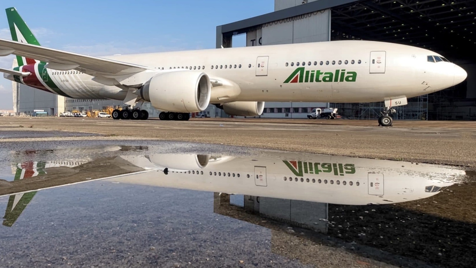 Alitalia Boeing 777 200ER Cropped