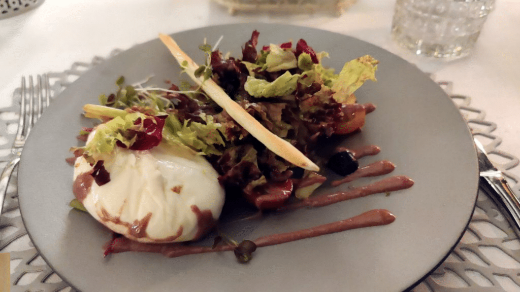 Hospes Hotel Maricel Mallorca Burrata mit Salatbeilage 