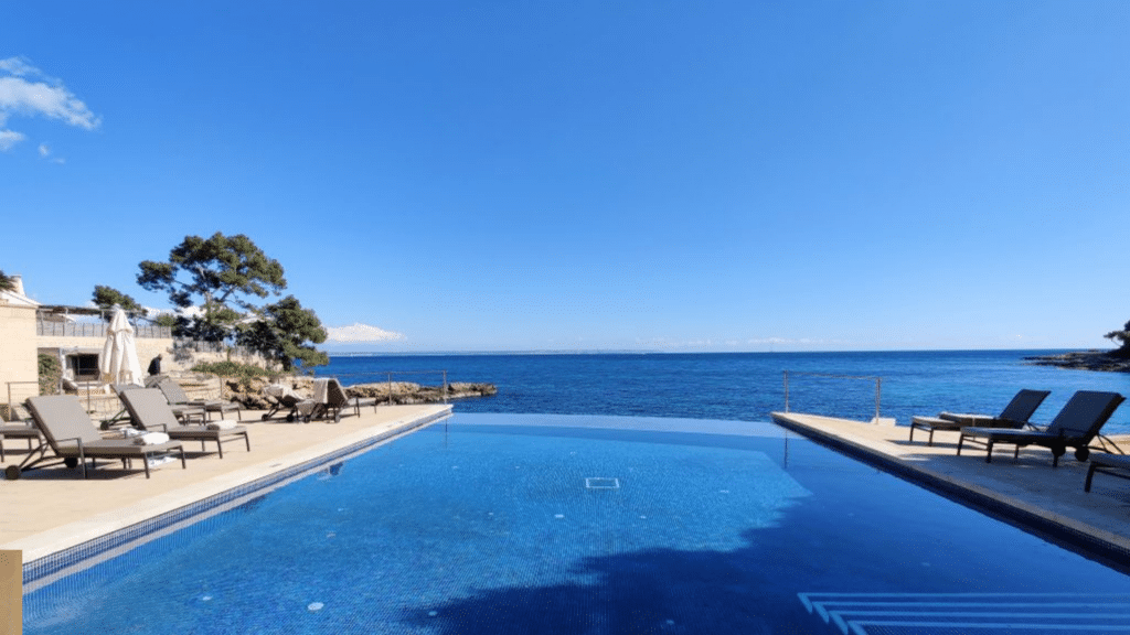 Hospes Hotel Maricel Mallorca Pool mit Blick auf das Meer