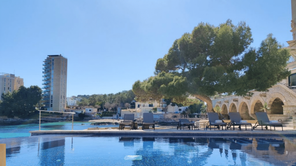 Hospes Hotel Maricel Mallorca Pool mit Liegen