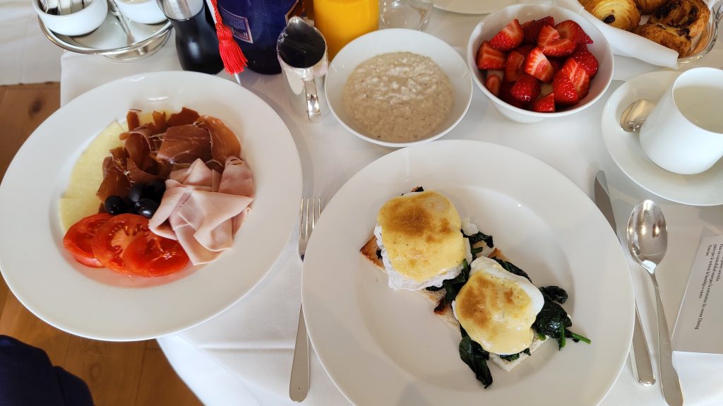 The St. Regis Mardavall Resort Mallorca Room Service Frühstück 3