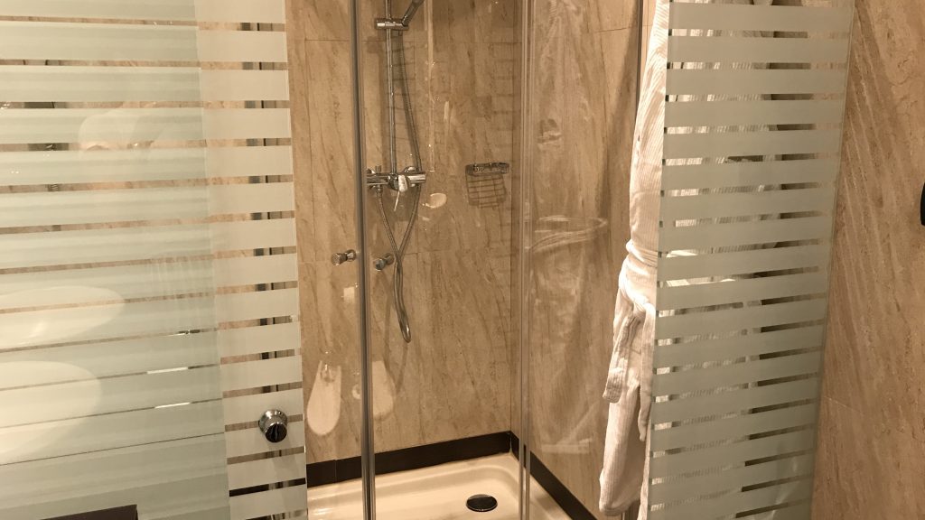 Hotel Las Arenas Balneario Badezimmer Duschbereich
